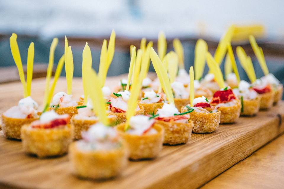 What should be in a wedding catering contract?